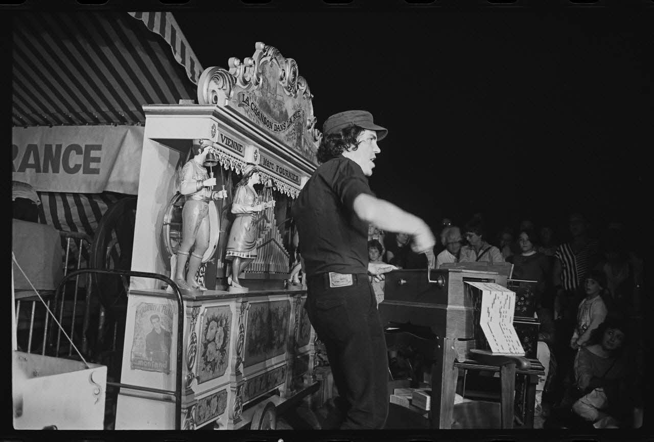 M.-S. Besson photographie Les frères Amara. Joueurs d'orgue mécanique et chanteurs des rues lors de la fête de la musique le 21 juin 1983 Ile-de-France, France 1983/6/21 Ph.1983.63.14 Photo