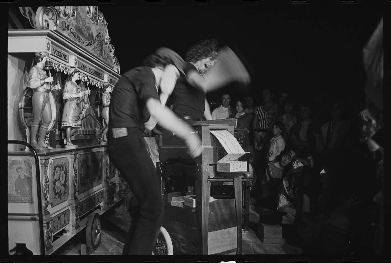 M.-S. Besson photographie Les frères Amara. Joueurs d'orgue mécanique et chanteurs des rues lors de la fête de la musique le 21 juin 1983 France 1983/6/21 Ph.1983.63.15 Photo