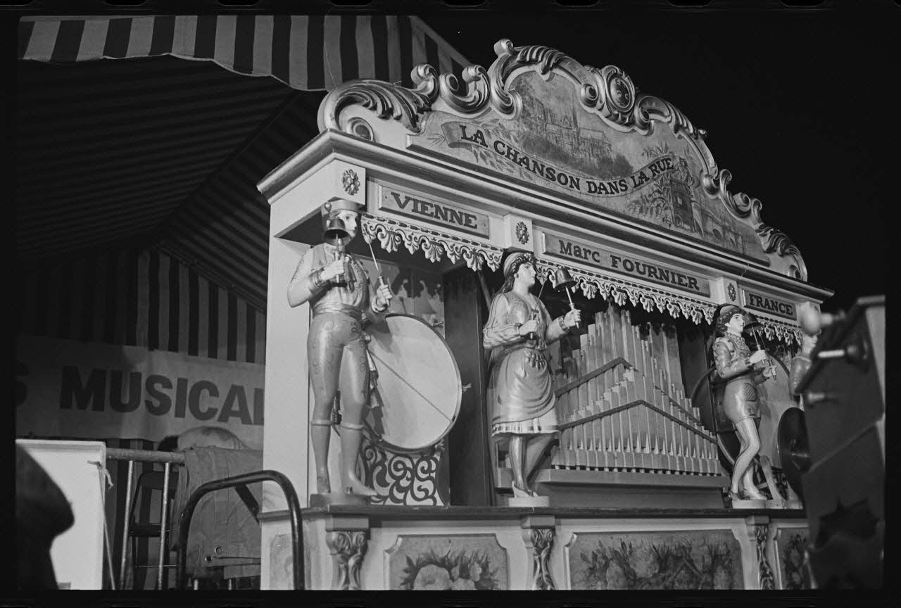 M.-S. Besson photographie Les frères Amara. Joueurs d'orgue mécanique et chanteurs des rues lors de la fête de la musique le 21 juin 1983 Ile-de-France, France 1983/6/21 Ph.1983.63.16 Photo