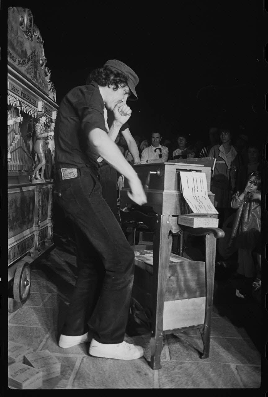 M.-S. Besson photographie Les frères Amara. Joueurs d'orgue mécanique et chanteurs des rues lors de la fête de la musique le 21 juin 1983 Ile-de-France, France 1983/6/21 Ph.1983.63.17 Photo