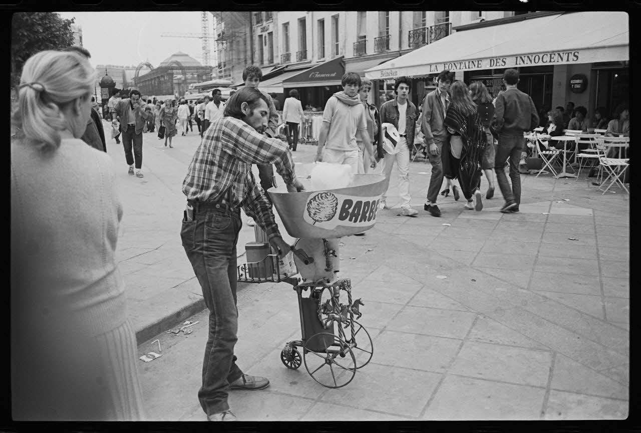 Tran Quang Hai photographie Machine à faire la barbe à papa pendant la fête de la musique du 21 juin 1983 Ile-de-France, France 1983/6/21 Ph.1983.63.2 Photo