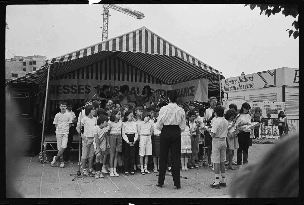 Tran Quang Hai photographie Jeunesse musicale de France square des Innocents à la fête de la musique le 21 juin 1983 Ile-de-France, France 1983/6/21 Ph.1983.63.3 Photo
