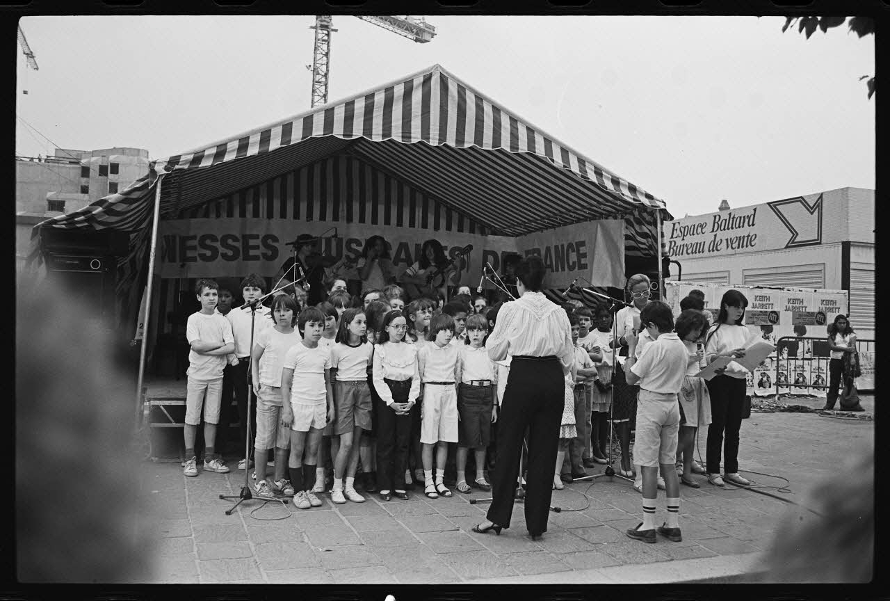 Tran Quang Hai photographie Jeunesse musicale de France square des Innocents à la fête de la musique le 21 juin 1983 France 1983/6/21 Ph.1983.63.4 Photo