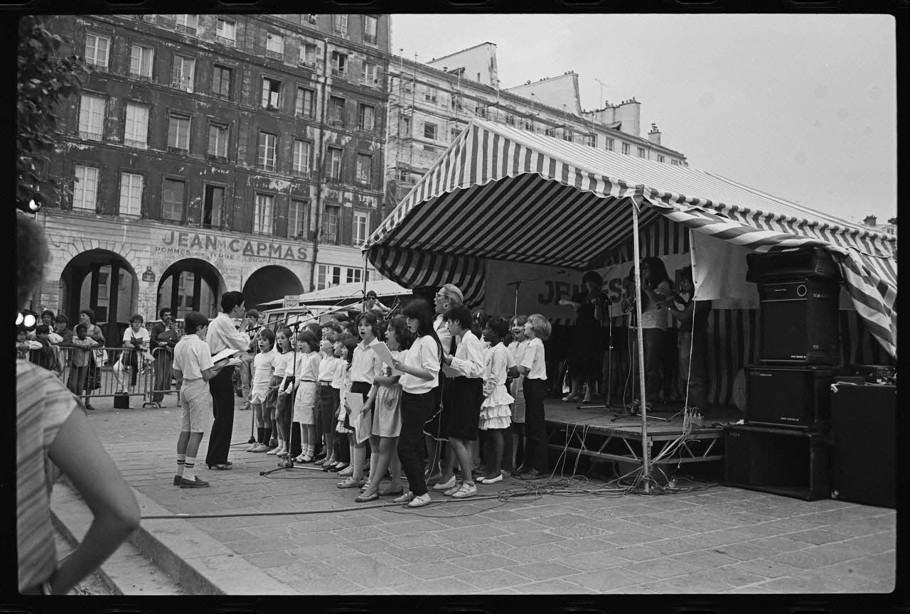 Tran Quang Hai photographie Jeunesse musicale de France square des Innocents à la fête de la musique le 21 juin 1983 France 1983/6/21 Ph.1983.63.5 Photo