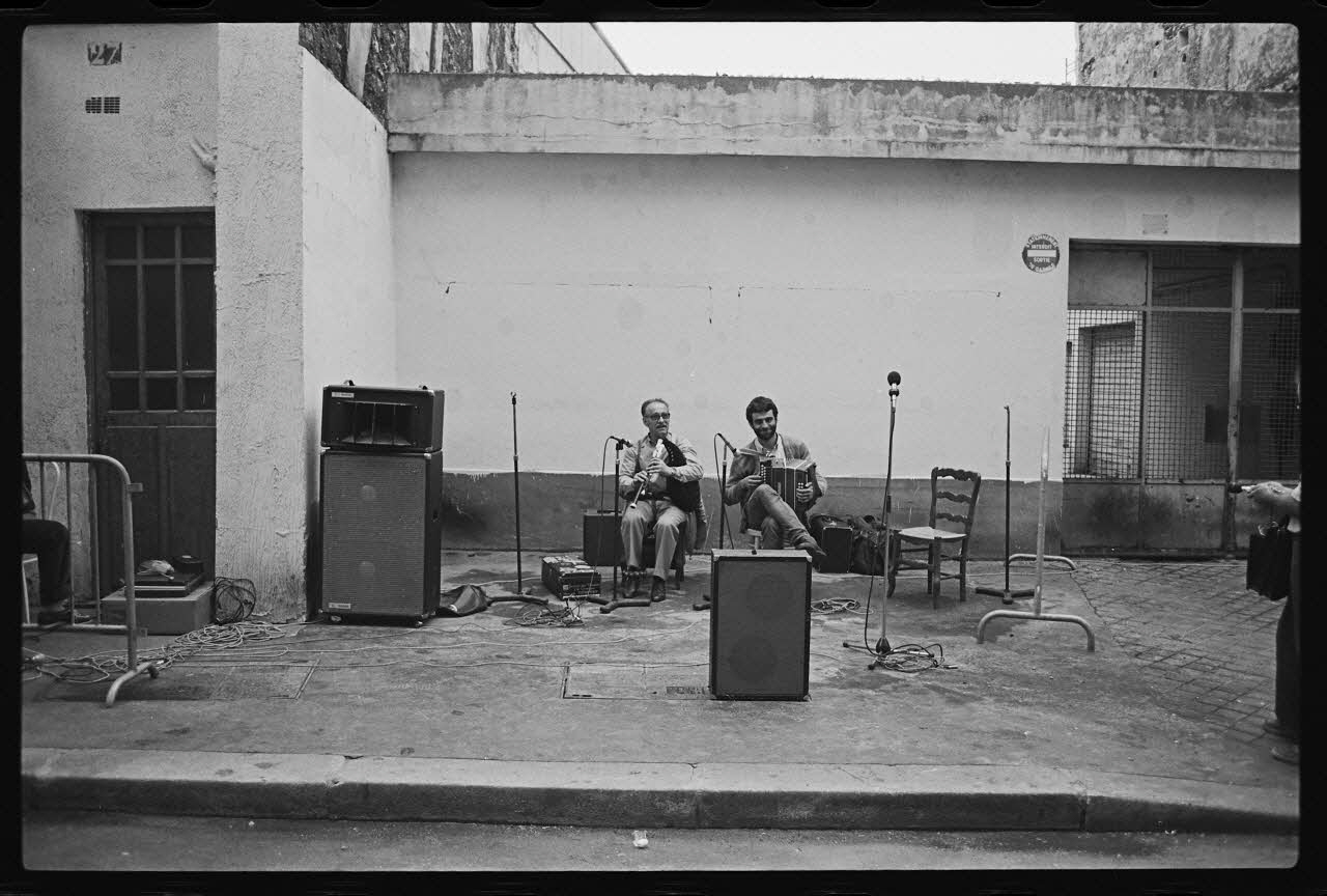 M.-S. Besson photographie Monsieur J. Bonnat à l'accordéon et à la cabrette Monsieur Ph. Krum lors de la fête de la musique le 21 juin 1983 Ile-de-France, France 1983/6/21 Ph.1983.63.6 Photo