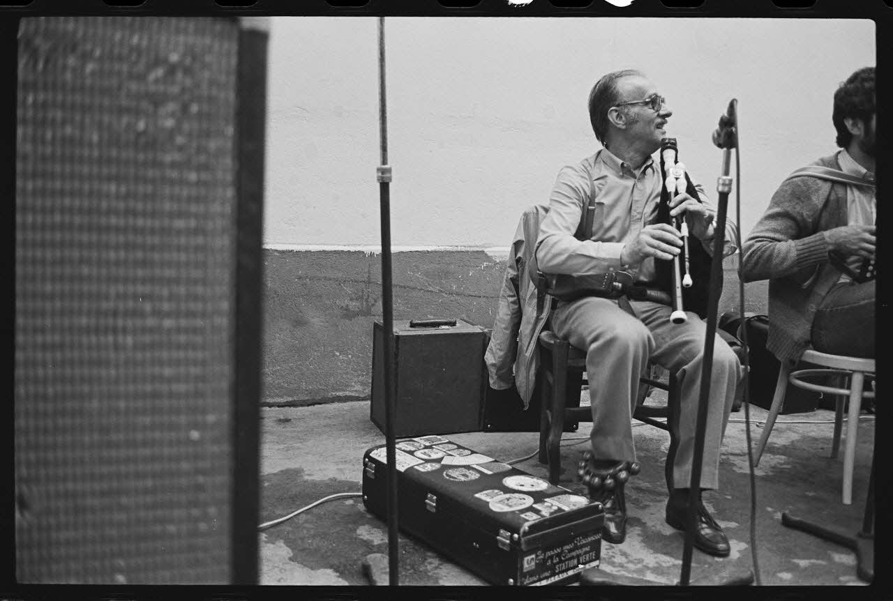 M.-S. Besson photographie Monsieur J. Bonnat à l'accordéon et à la cabrette Monsieur Ph. Krum lors de la fête de la musique le 21 juin 1984 Ile-de-France, France 1983/6/21 Ph.1983.63.7 Photo