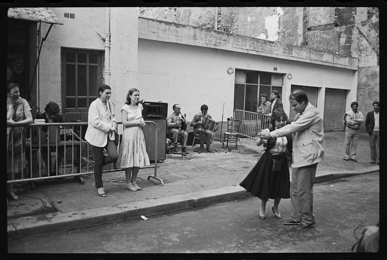 M.-S. Besson photographie Monsieur J. Bonnat à l'accordéon et à la cabrette Monsieur Ph. Krum lors de la fête de la musique le 21 juin 1985 Ile-de-France, France 1983/6/21 Ph.1983.63.8 Photo
