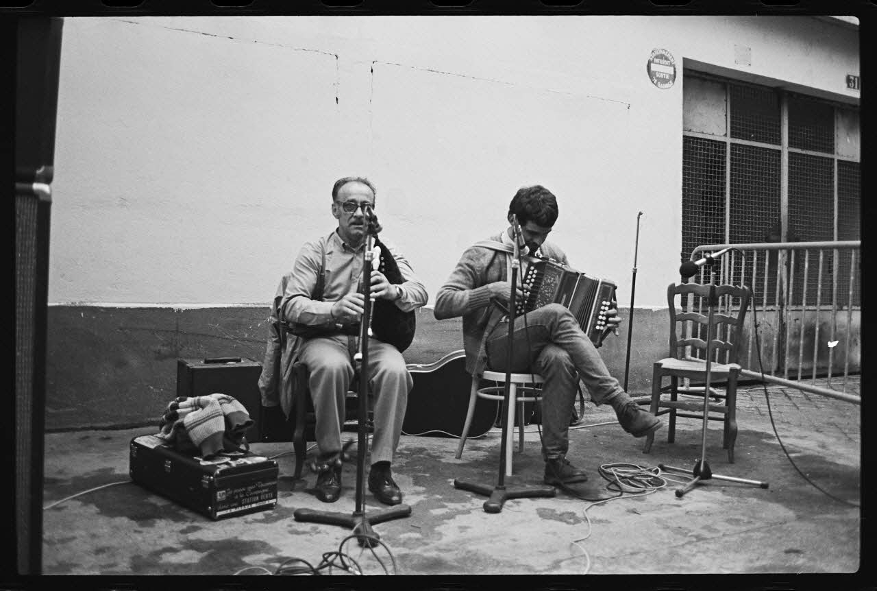 M.-S. Besson photographie Monsieur J. Bonnat à l'accordéon et à la cabrette Monsieur Ph. Krum lors de la fête de la musique le 21 juin 1986 Ile-de-France, France 1983/6/21 Ph.1983.63.9 Photo