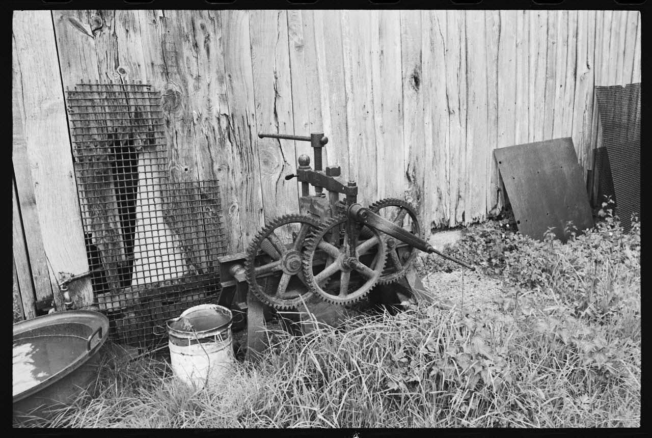 photographie Atelier de charronnerie. Cintreuse Ph.1983.74.1 Photo