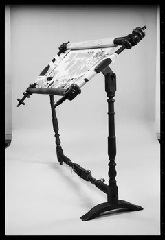 photographie Outillage spécialisé pour les fibres et les textiles. Métier de brodeuse d'or. 19è siècle Ph.1984.10.1  Photo