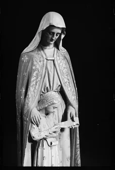 photographie "L'éducation de la Vierge". Statue religieuse datée du 19è siècle Ph.1984.1.209  Photo