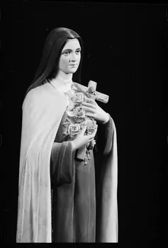 photographie "Sainte Thérèse de Lisieux". Statue religieuse en bois polychrome Ph.1984.1.221 Photo