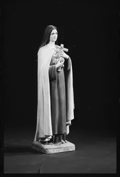 photographie "Sainte Thérèse de Lisieux". Statue religieuse en bois polychrome Ph.1984.1.222 Photo