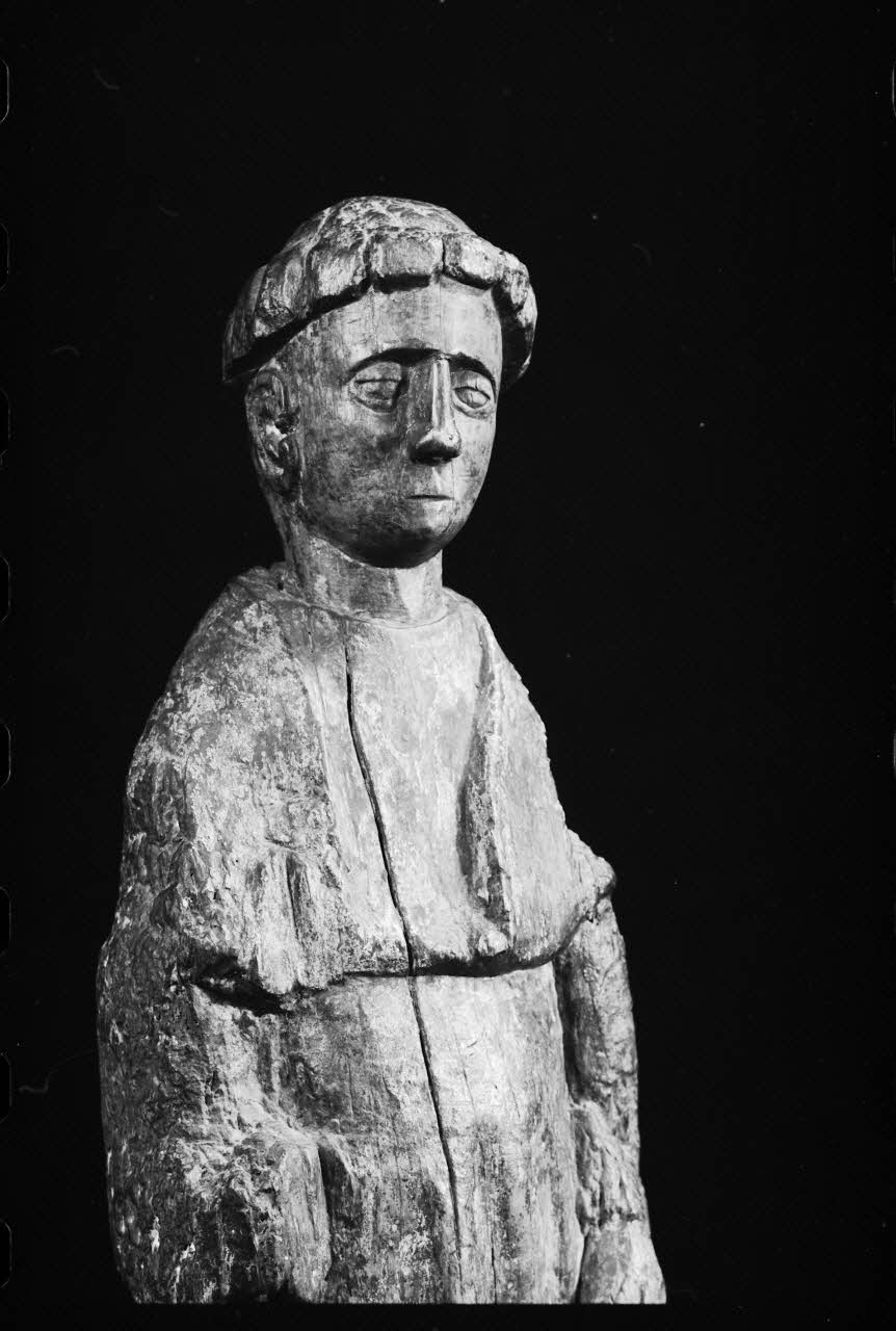 photographie "Saint Léonard". Statue religieuse en bois polychrome datée du 16è siècle Ph.1984.1.225 Photo