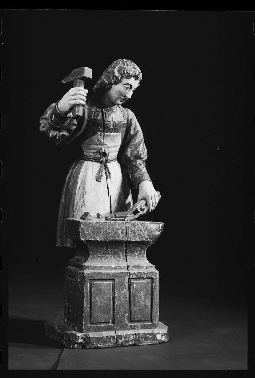 photographie "Saint Eloi". Statue religieuse en bois polychrome Ph.1984.1.227 Photo