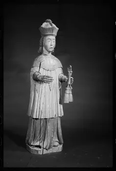 photographie Statue d'évêque en bois polychrome. 1801 Ph.1984.1.235 Photo