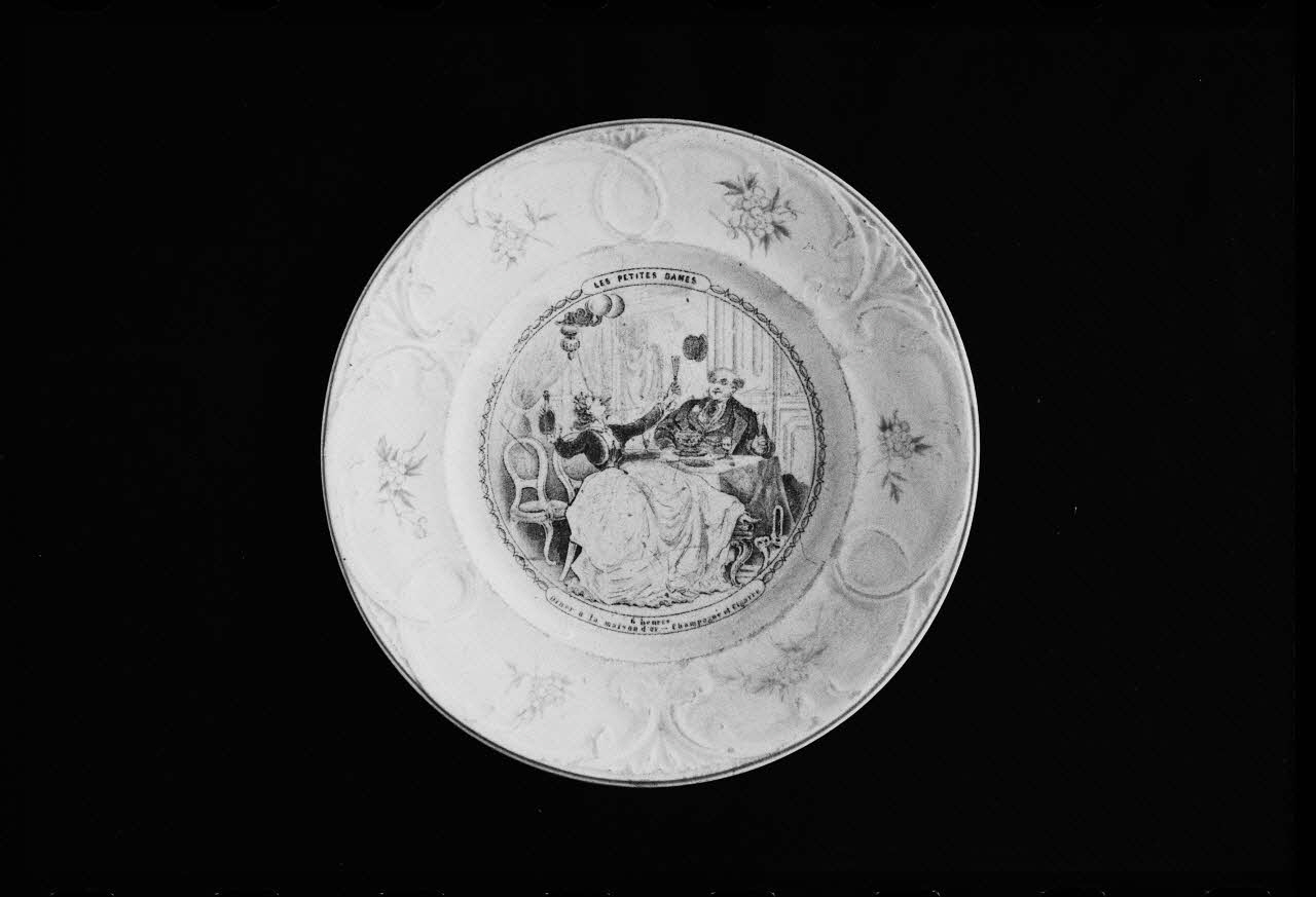 photographie Assiette plate en faïence fine du 19è siècle avec un décor représentant une maison de rendez-vous Ph.1984.1.264 Photo