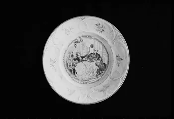 photographie Assiette plate en faïence fine du 19è siècle avec un décor représentant une maison de rendez-vous Ph.1984.1.264 Photo