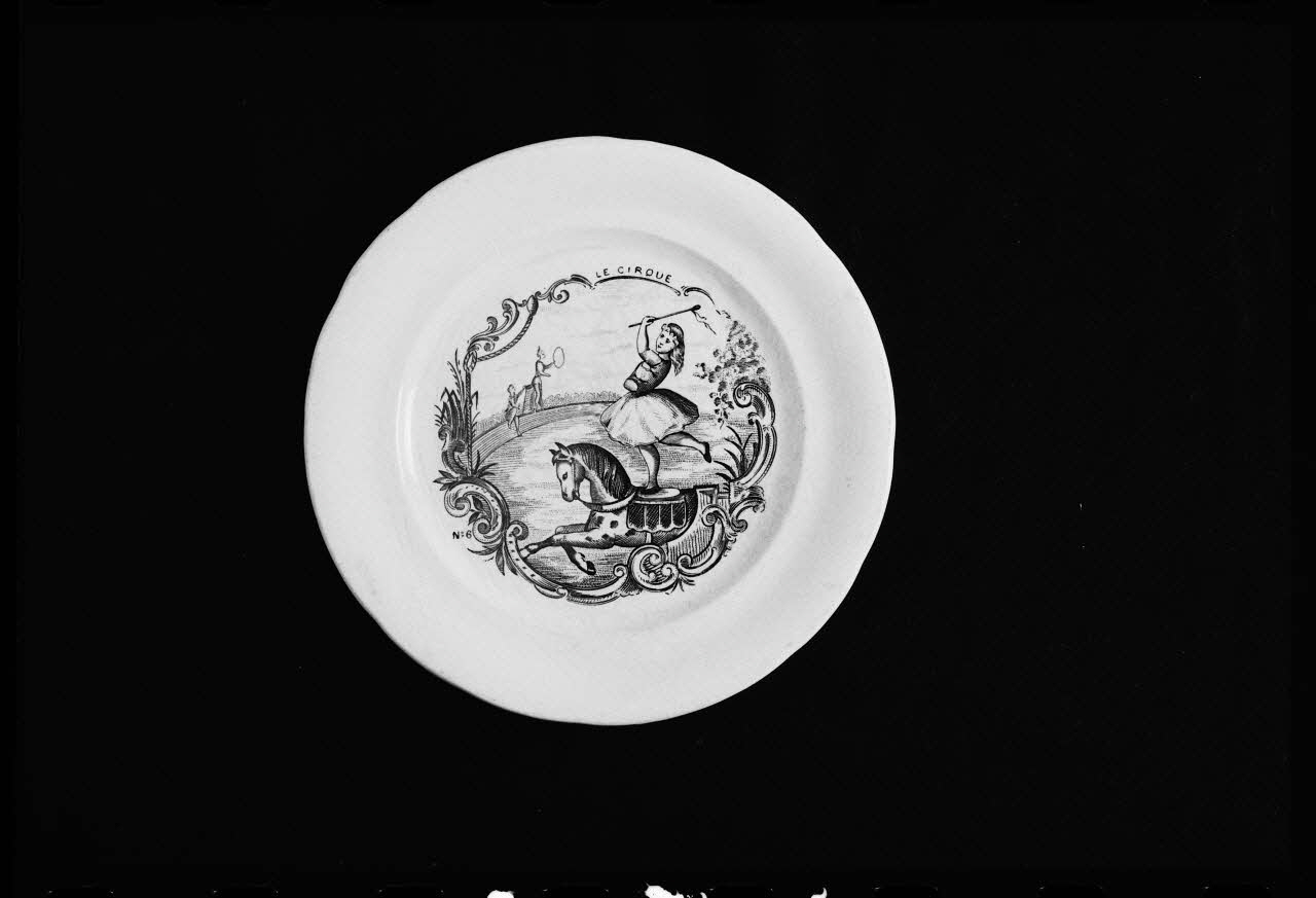 photographie Assiette plate en faïence fine du 19è siècle avec un décor représentant une écuyère Ph.1984.1.271 Photo