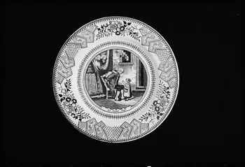 photographie Assiette plate en faïence fine du 19è siècle avec un décor représentant les rapports entre les classes d'âges Ph.1984.1.282  Photo