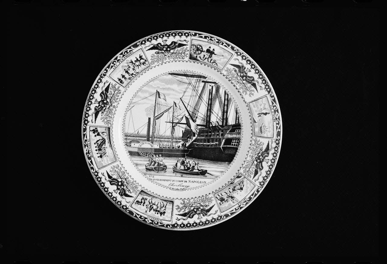 photographie Assiette plate en faïence fine du 19è siècle avec un décor représentant le transport du corps de Napoléon Ier à Cherbourg Ph.1984.1.289 Photo