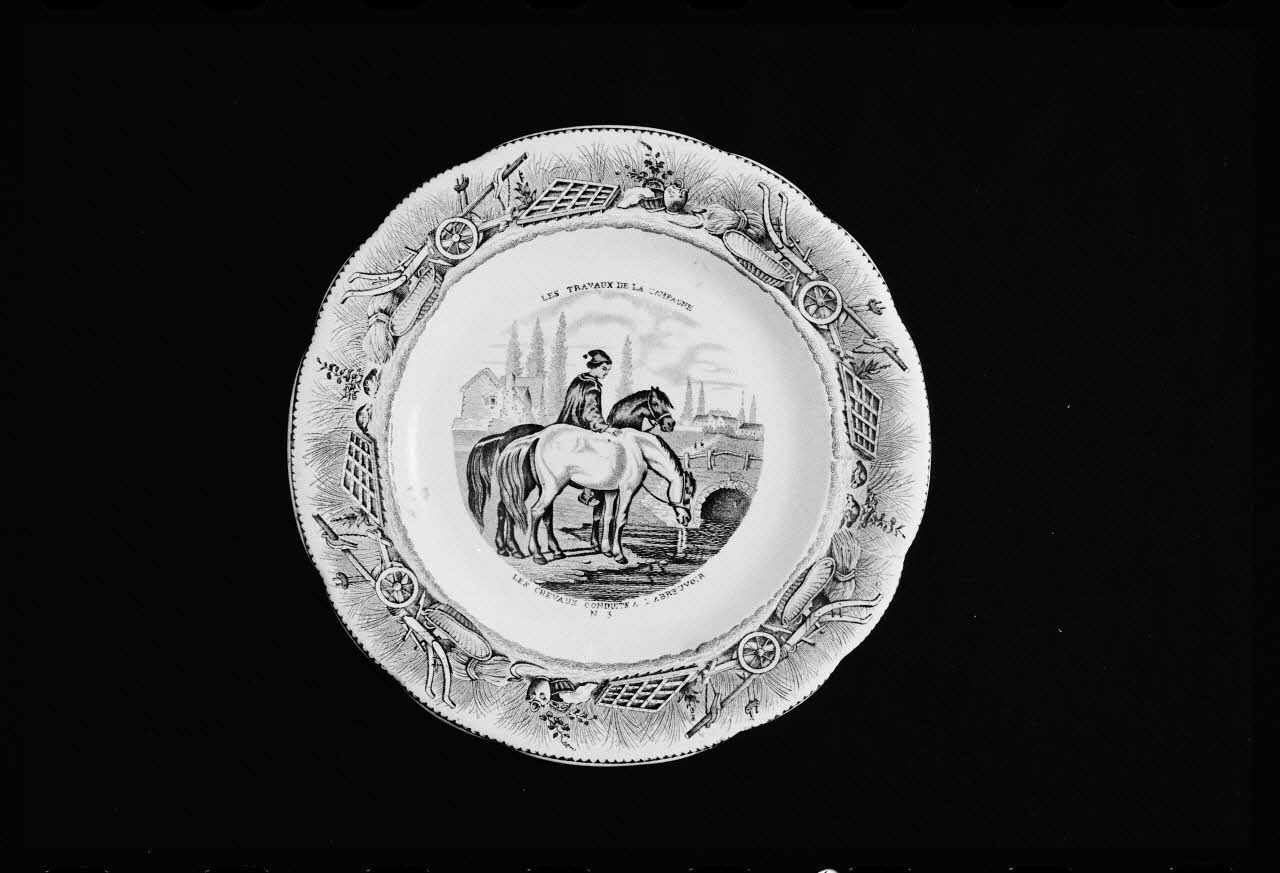 photographie Assiette plate en faïence fine du 19è siècle avec un décor représentant les travaux de la campagne Ph.1984.1.296 Photo