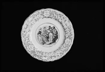 photographie Assiette plate en faïence fine du 19è siècle avec un décor représentant les crieurs de Paris Ph.1984.1.297 Photo