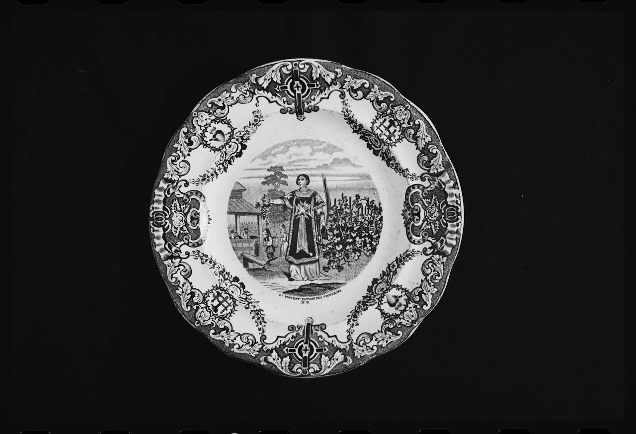 photographie Assiette plate en faïence fine du 19è siècle avec un décor représentant saint Vincent Ph.1984.1.298 Photo