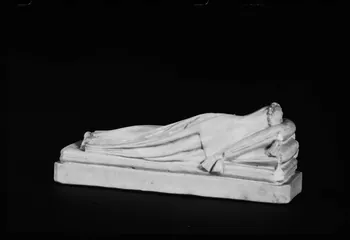photographie Statue religieuse en plâtre blanc représentant sainte Thérèse de Lisieux Ph.1984.1.306  Photo