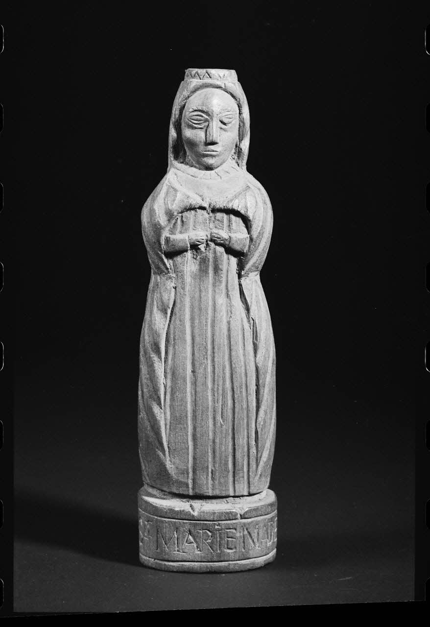 photographie Statue religieuse de sainte Madeleine en bois sculptée par un garde chasse Ph.1984.1.309 Photo