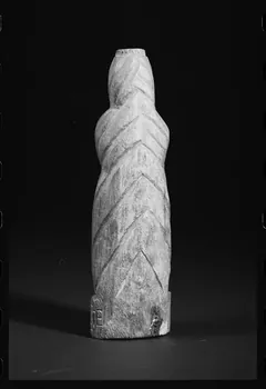 photographie Statue religieuse de sainte Madeleine en bois sculptée par un garde chasse Ph.1984.1.310 Photo
