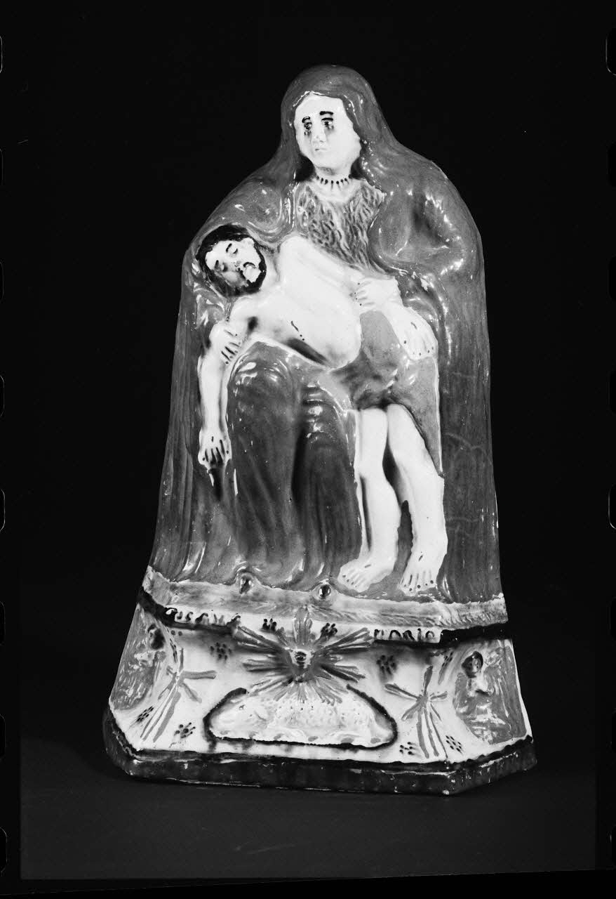 photographie Statue religieuse de la Vierge de Pitié datée de 1843 en faïence polychrome Ph.1984.1.321 Photo