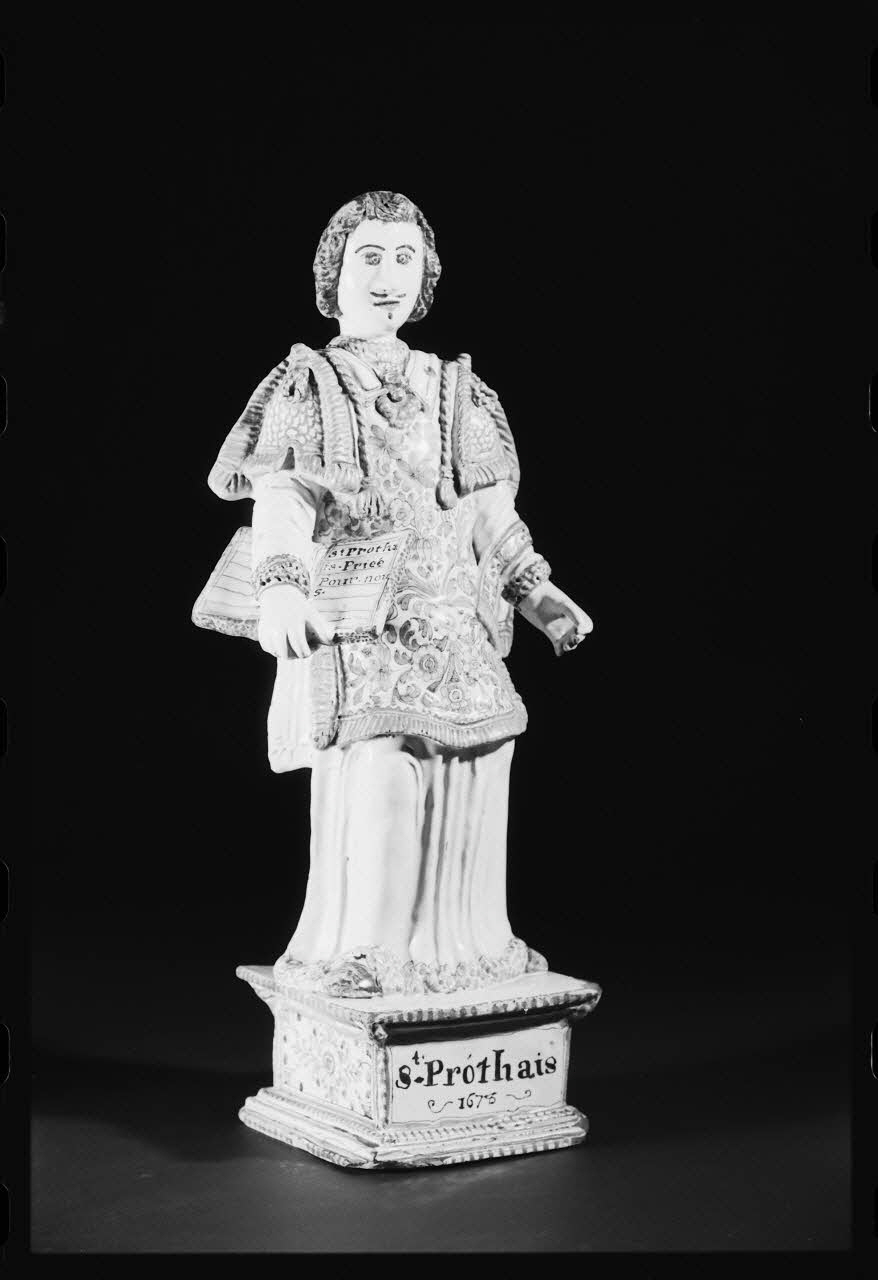 photographie Statue religieuse de saint Protais datée de 1678 en faïence blanche, bleue et noire Ph.1984.1.322 Photo