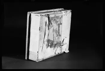 photographie Tableau en relief représentant Le Christ en croix. Une estampe Pellerin est collée au dos du tableau Ph.1984.1.335 Photo