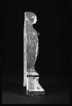 photographie Vue de profil d'une statue religieuse représentant La Vierge de Pitié et datée de 1843 Ph.1984.1.339  Photo
