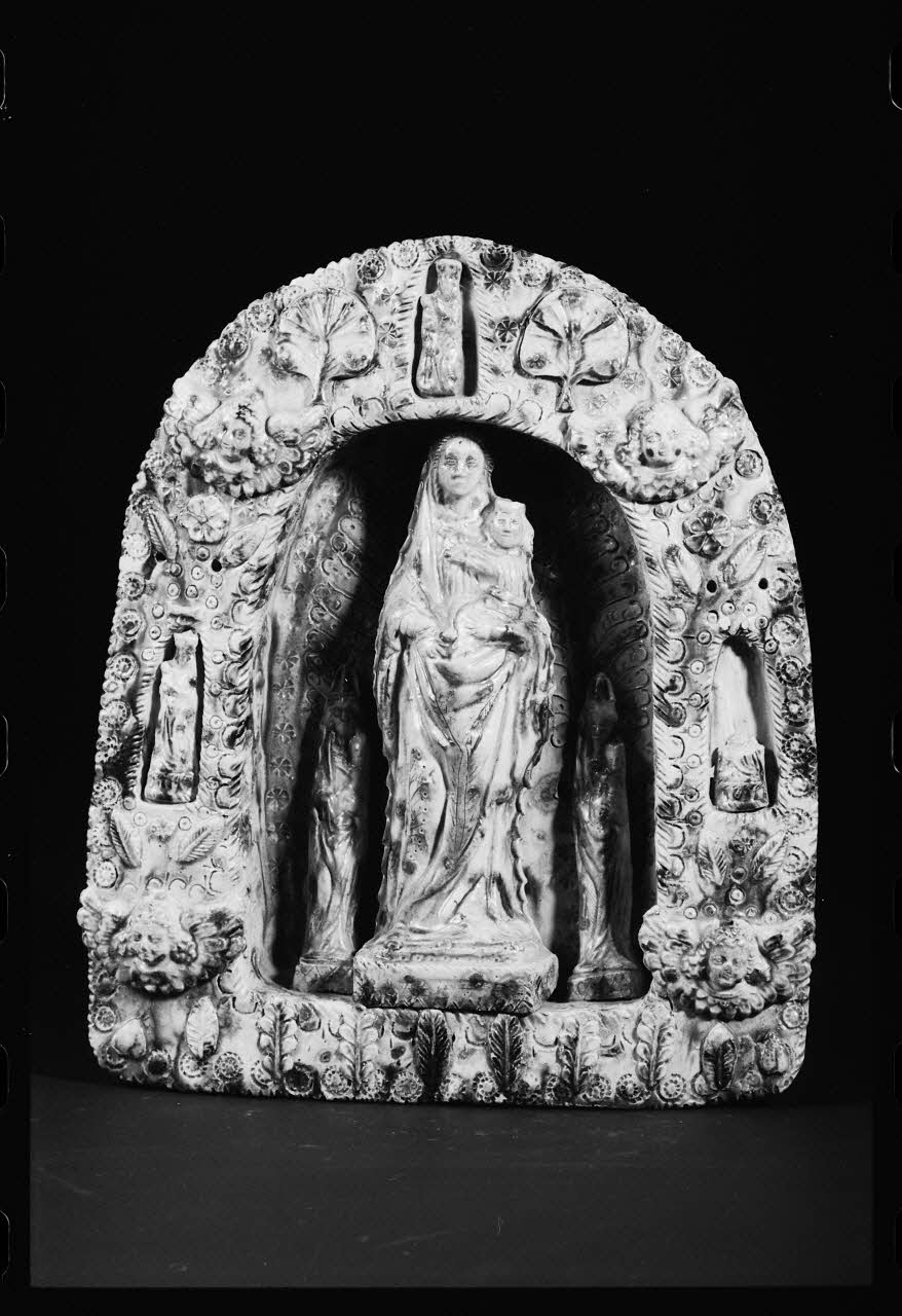 photographie Oratoire avec une sculpture de la Vierge à l'enfant en terre blanche vernissée Ph.1984.1.340 Photo