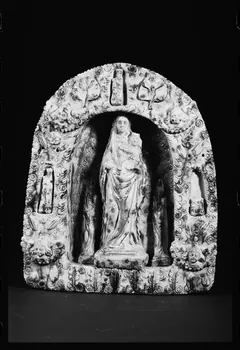 photographie Oratoire avec une sculpture de la Vierge à l'enfant en terre blanche vernissée Ph.1984.1.340  Photo