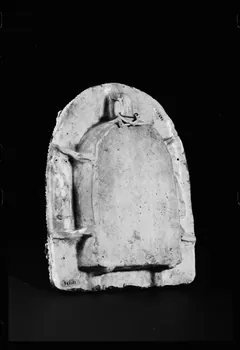 photographie Oratoire avec une sculpture de la Vierge à l'enfant en terre blanche vernissée Ph.1984.1.341  Photo