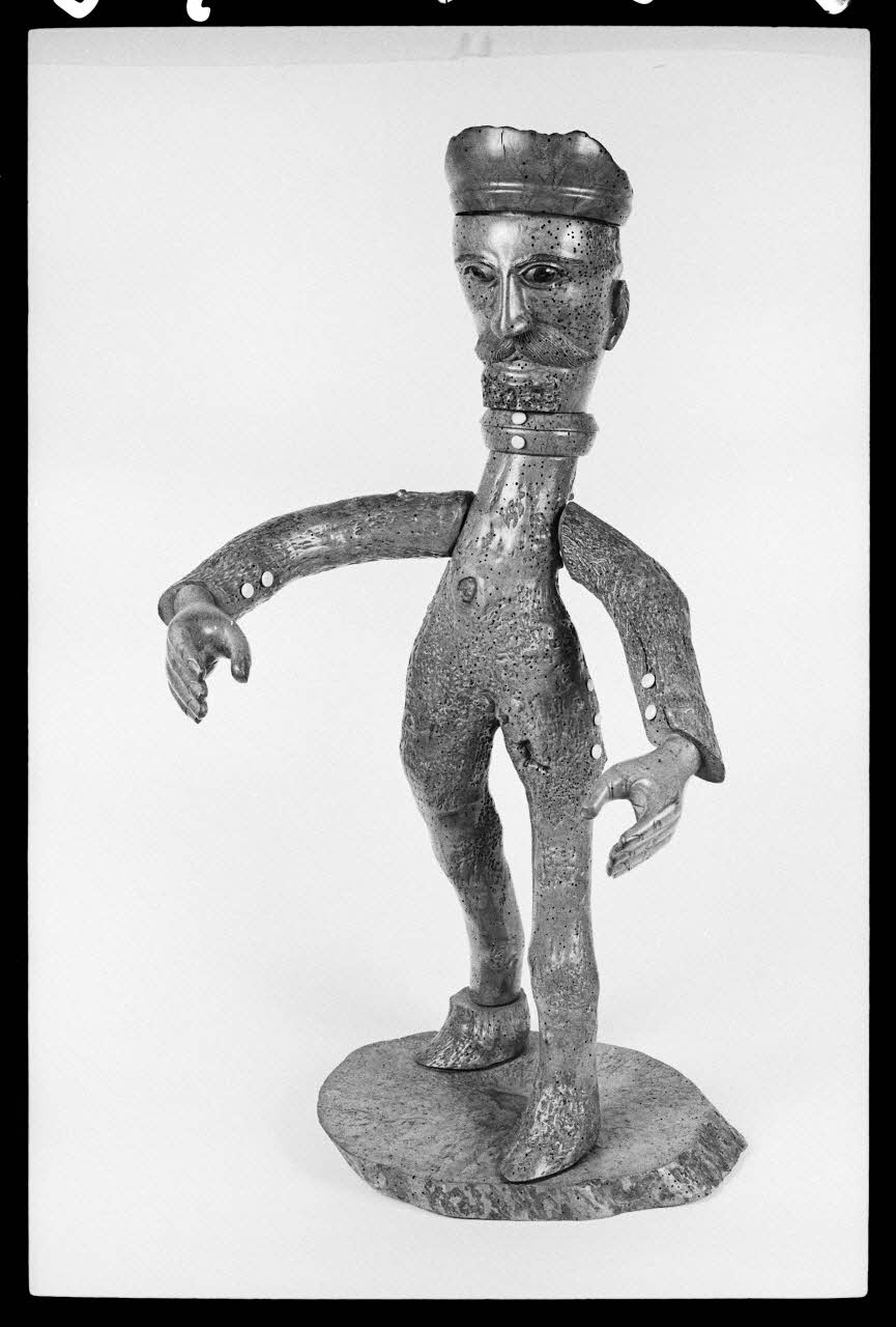 photographie Statue de guérisseur en bois de bouleau Ph.1984.1.838 Photo