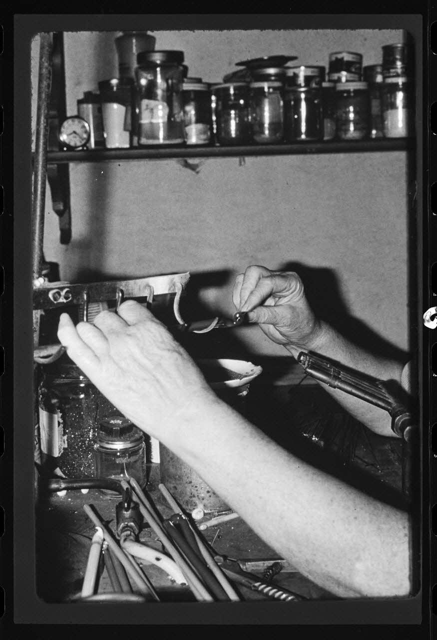 Anonyme photographie Transformation et utilisation du verre. Emailleuse en train de faire des perles artificielles Ile-de-France, France 1967 Ph.1984.27.3 Photo