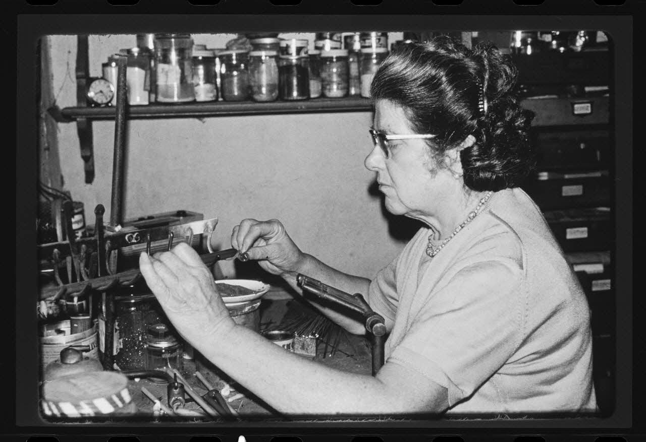 Anonyme photographie Transformation et utilisation du verre. Emailleuse en train de faire des perles artificielles Ile-de-France, France 1967 Ph.1984.27.4 Photo