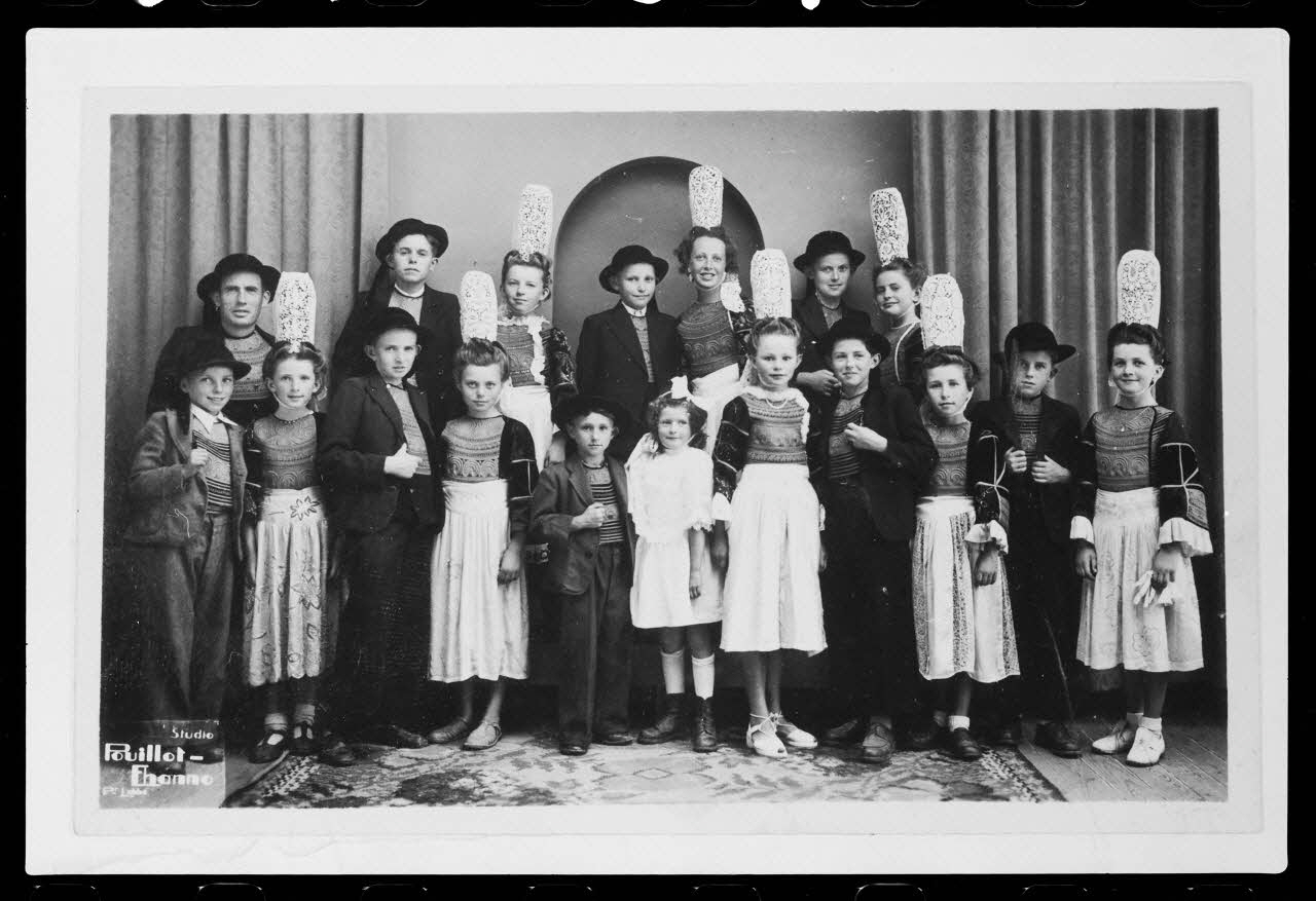 photographie Carte postale. Groupe d'élève de l'école primaire de Saint-Jean en 1947 Ph.1984.34.2 Photo