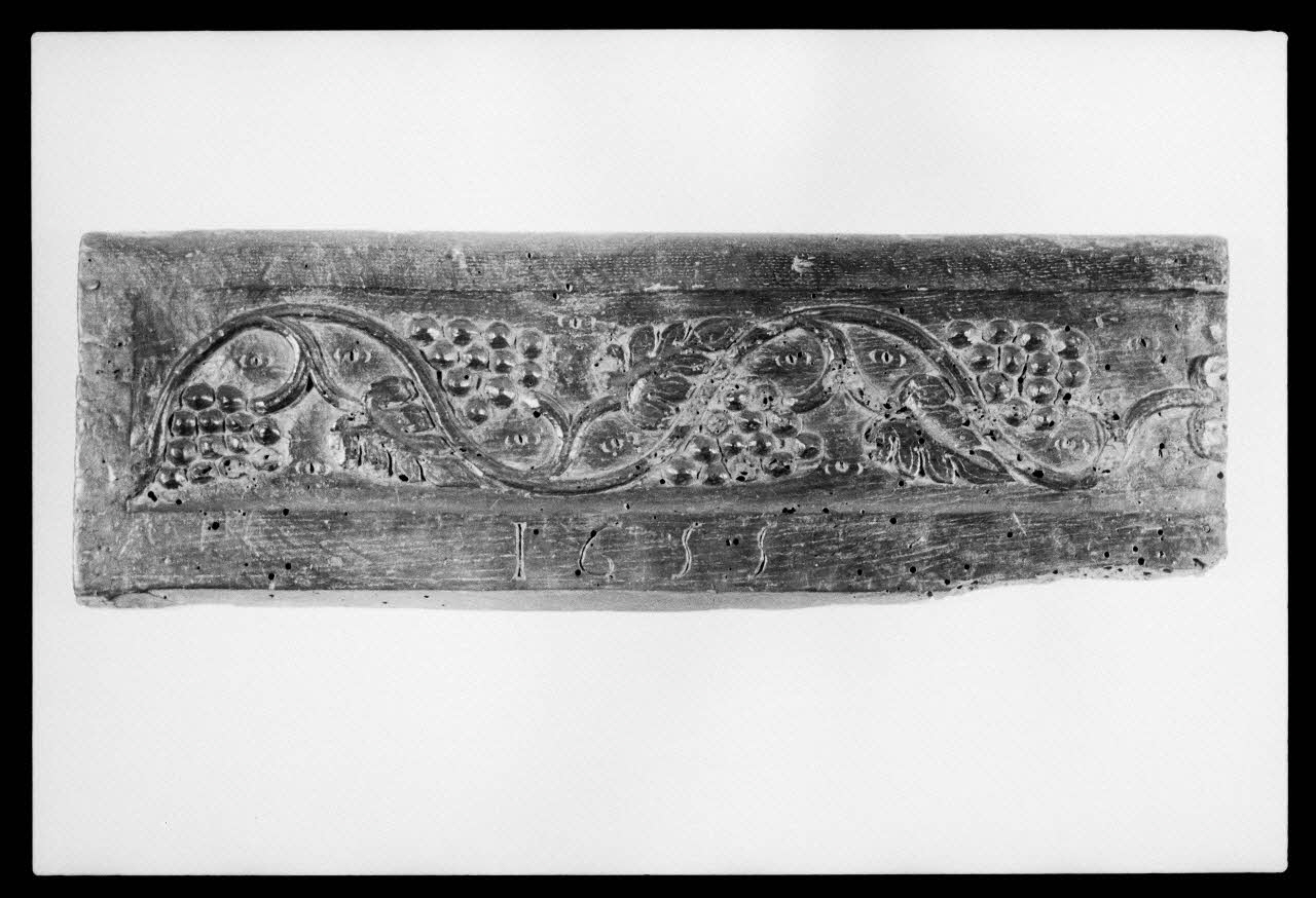 photographie Lit-clos avec linteau à décor de raisin fait par Y. Bourchis Ph.1984.37.1 Photo