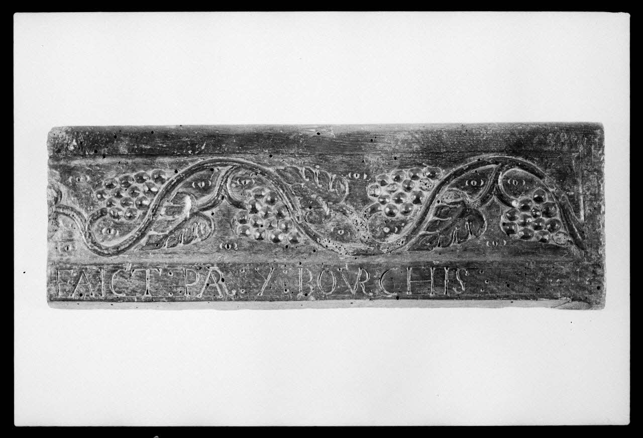 photographie Lit-clos avec linteau à décor de raisin fait par Y. Bourchis Ph.1984.37.2 Photo