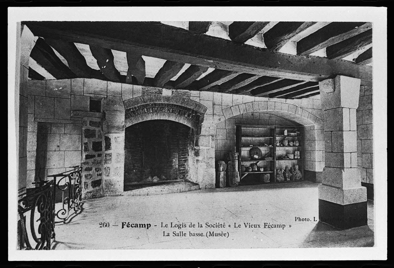 photographie "Le logis de la société "Le Vieux Fécamp". Salle basse (musée)". Carte postale. Mode de présentation des collections et aménagement de l'espace interne Ph.1984.45.14 Photo