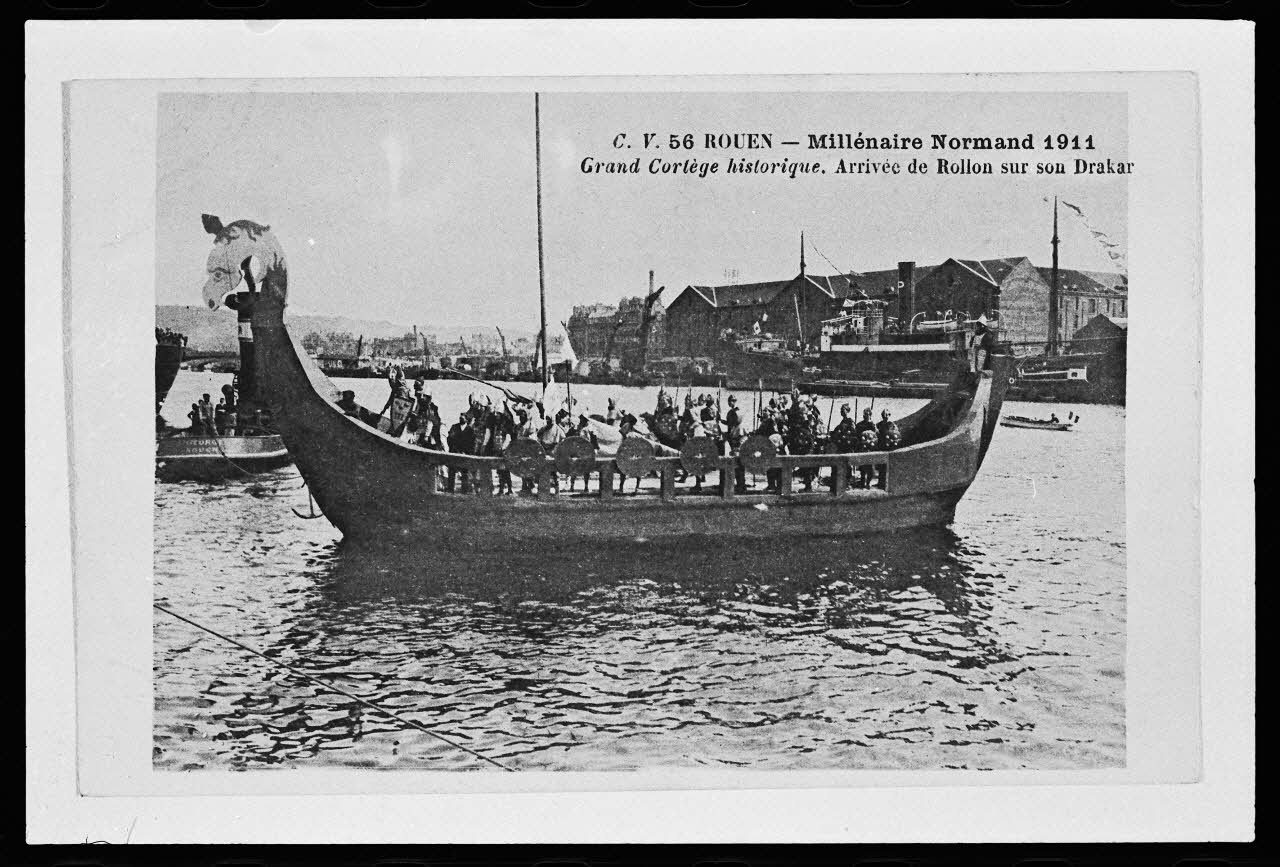 photographie "Millénaire normand... grand cortège historique…". Carte postale. Fête commémorative avec bateau à rame en 1911 Ph.1984.45.36 Photo