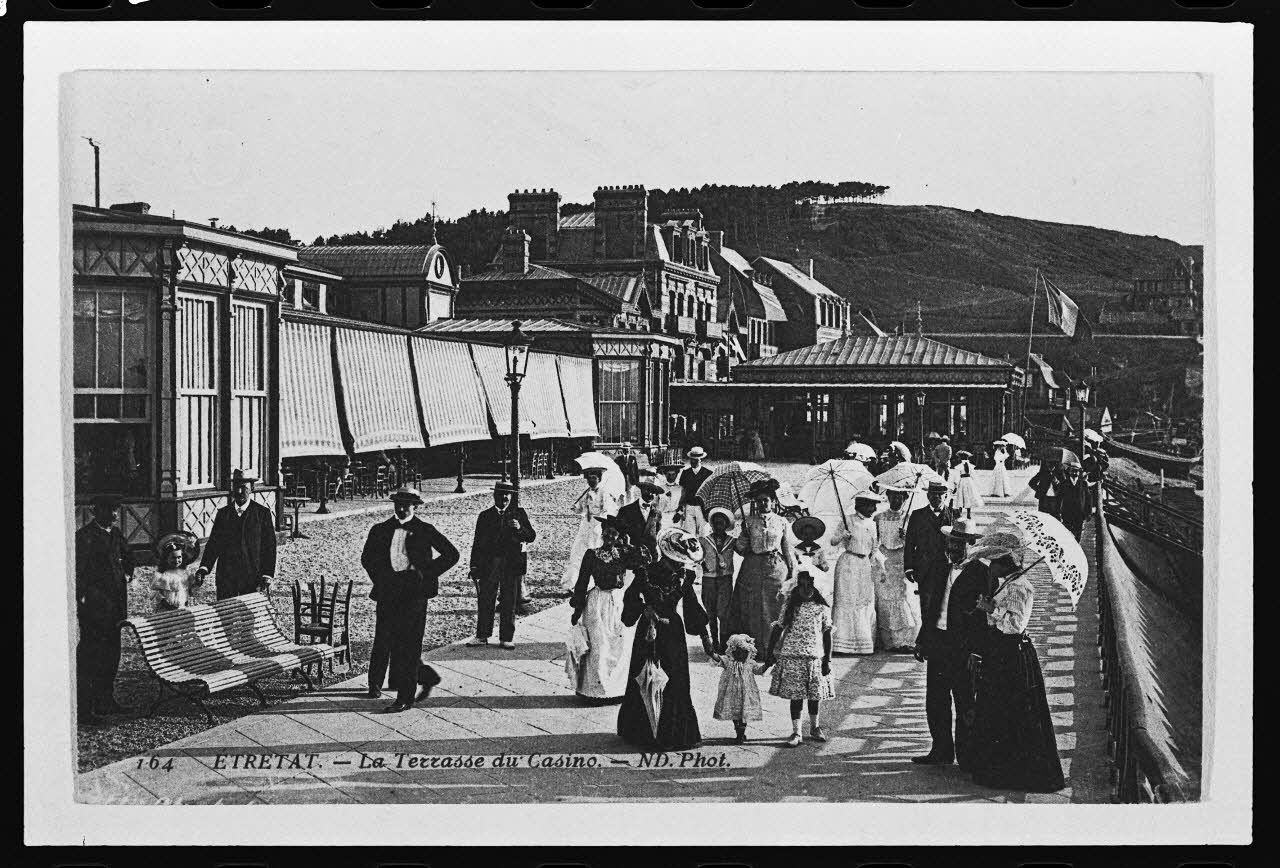 photographie "La terrasse du casino". Carte postale Ph.1984.45.64 Photo
