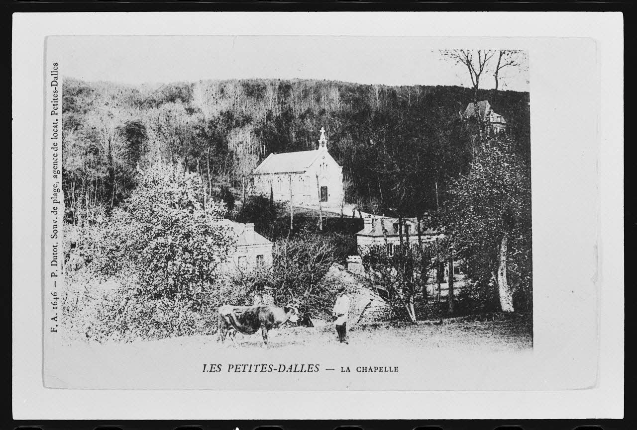photographie "Les Petites Dalles. Vue sur la chapelle". Carte postale Ph.1984.53.10 Photo