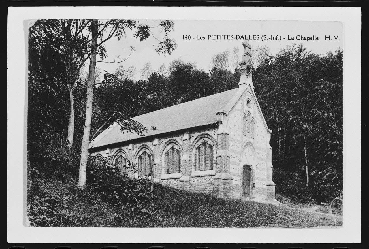 photographie "Les Petites Dalles. Vue sur la chapelle". Carte postale Ph.1984.53.12 Photo