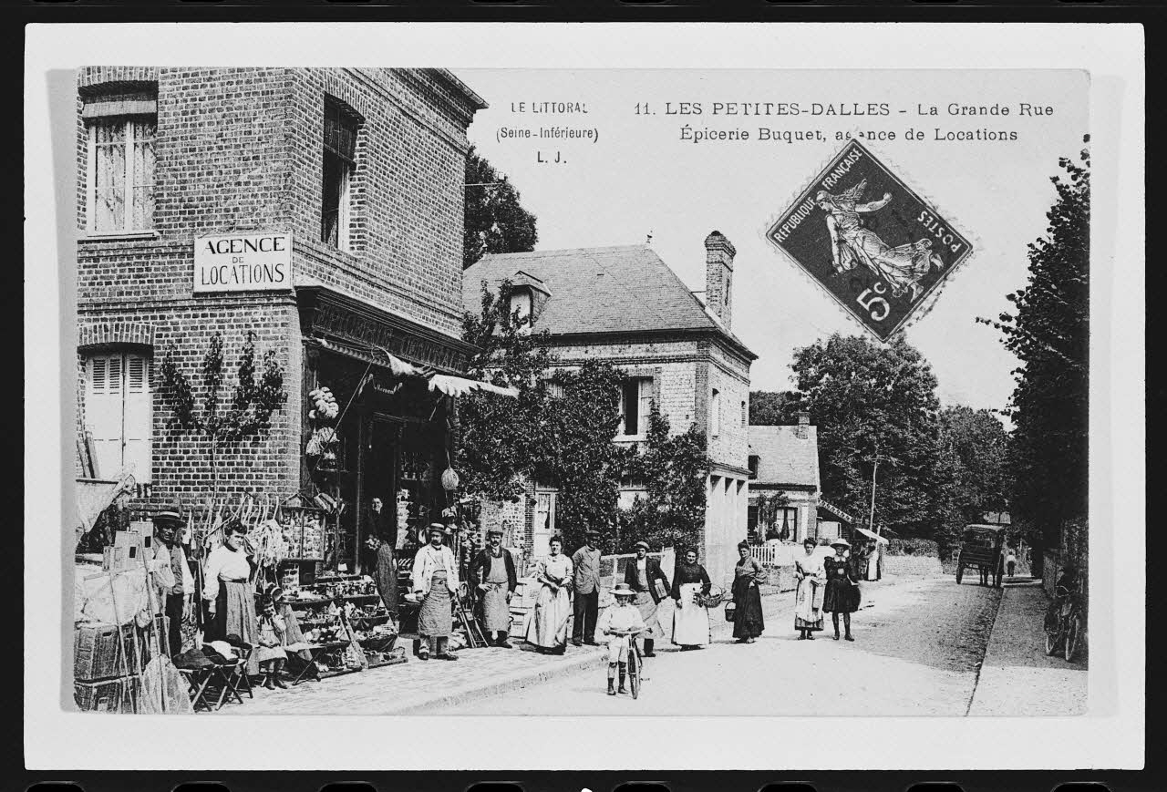 photographie "La Grande rue. Epicerie Buquet". Carte postale Ph.1984.53.14 Photo
